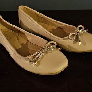 TOP Moda Cream Flats with Gold Bow